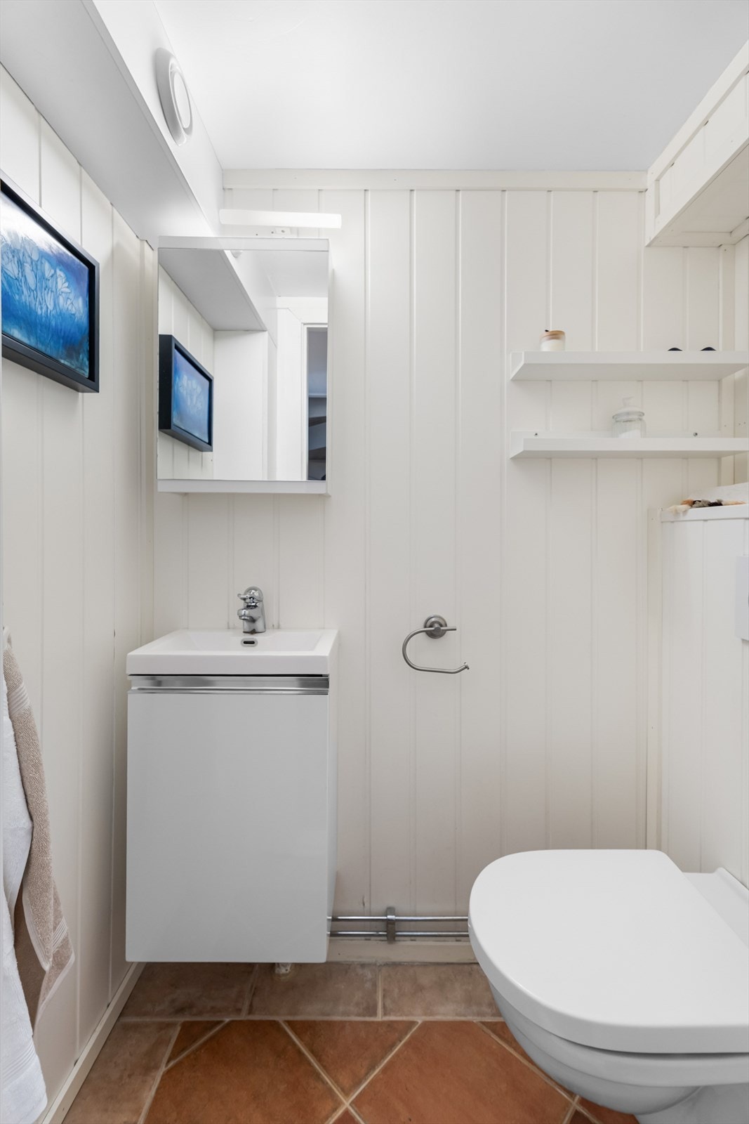 WC i kjeller med fliser og panel. Galleribilde