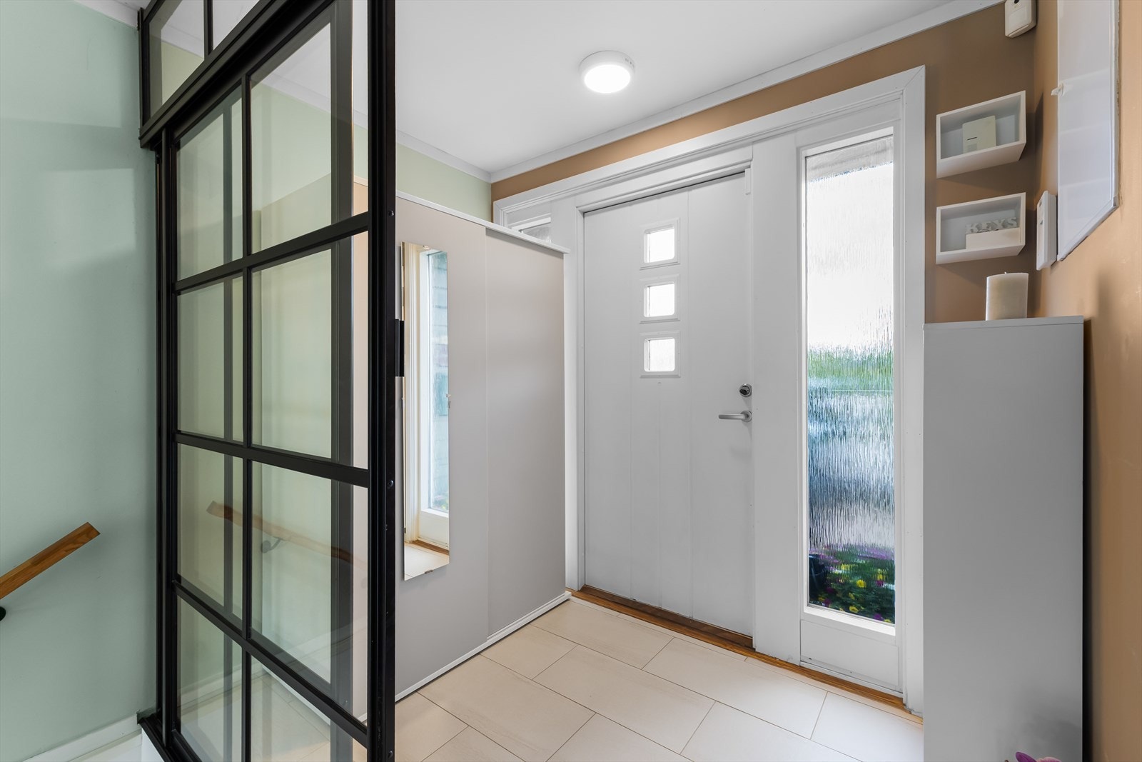 Velkommen inn til boligens hovedplan, hvor du møtes av en romslig entré og gang som gir et flott førsteinntrykk. Gulvet er flislagt og har gulvvarme. God plass til å sette fra seg sko og hente opp yttertøy. Galleribilde