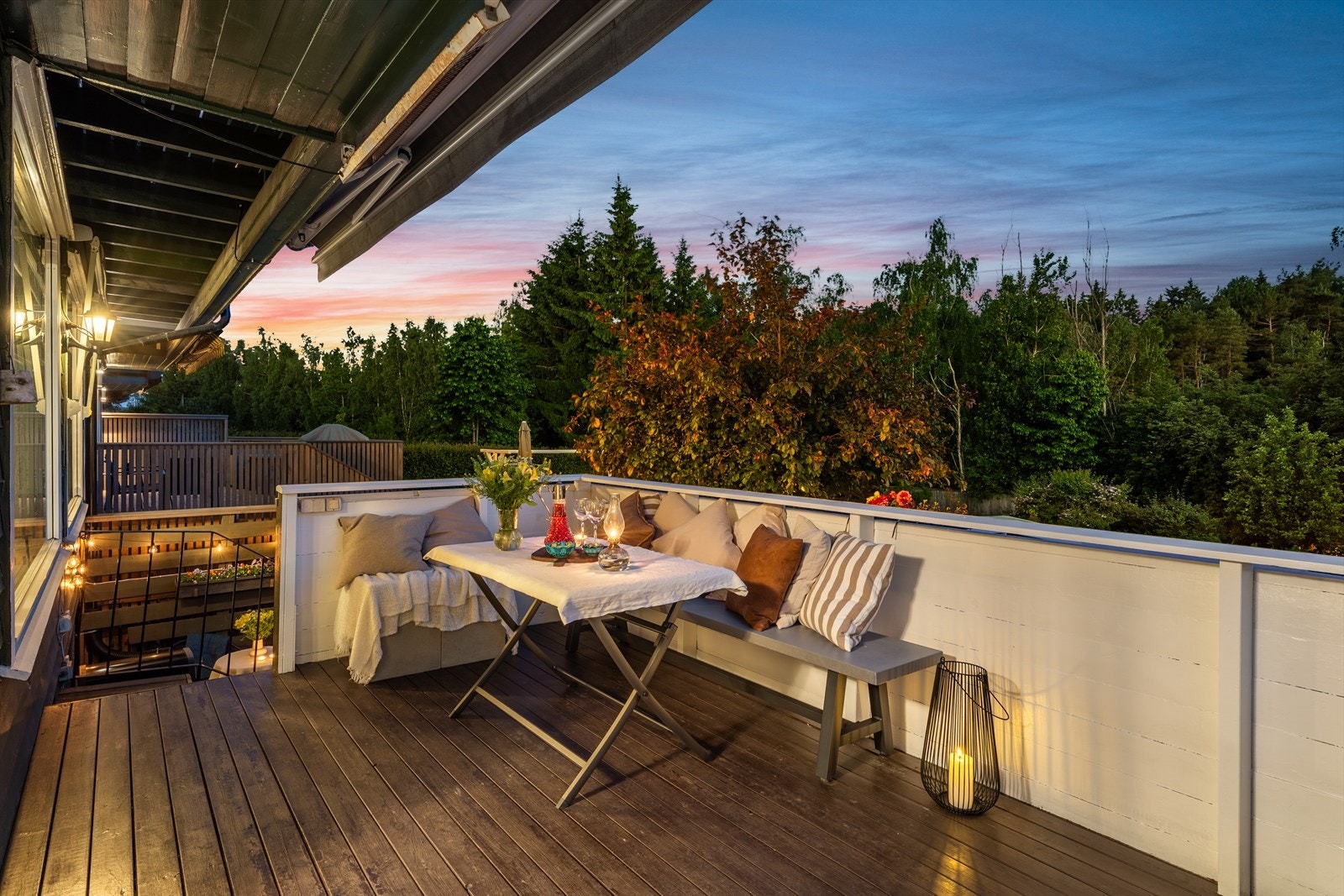 Nyt lange sommerkvelder i rolige og grønne omgivelser på den innbydende terrassen. Galleribilde