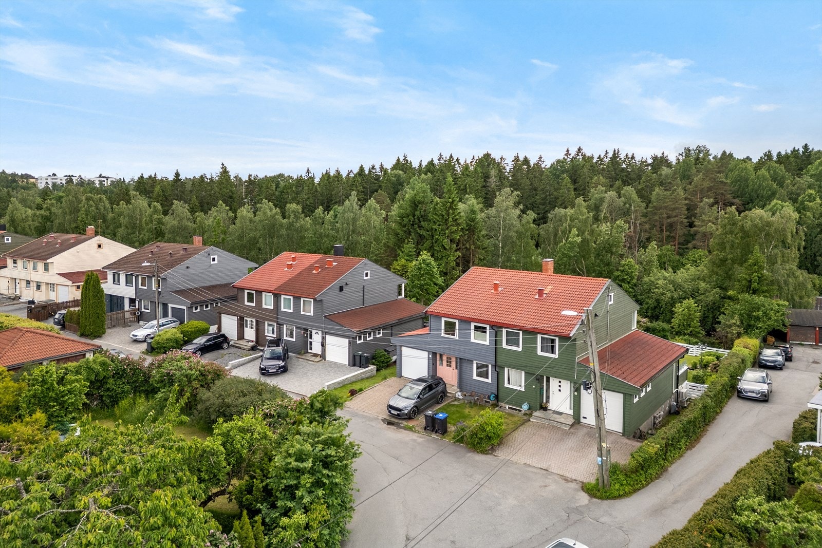 Boligen ble i 2011 oppgradert med ny takstein/plater, takrenner, vinduer, ytterdør og balkongdør. 2 soveromsvinduer fra 2020. Galleribilde