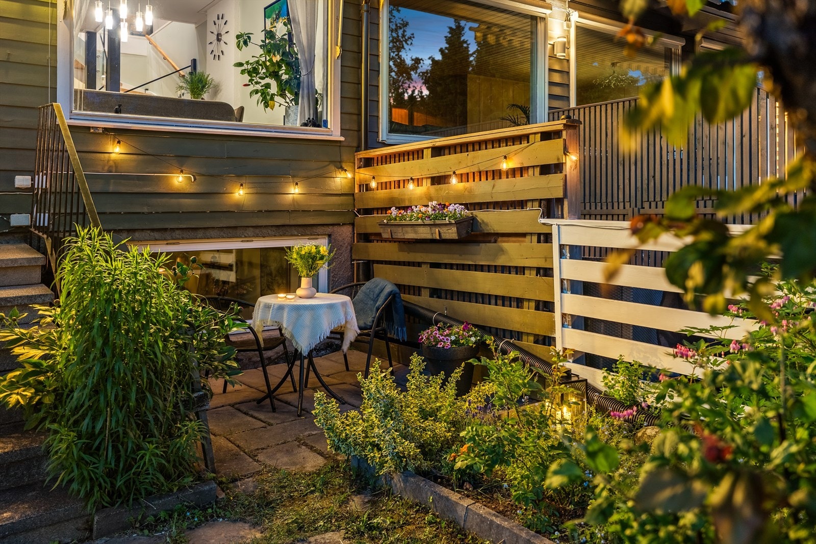 De mange uteplassene gir gode muligheter for at hele familien kan nyte hagen og finne sin egen plass utendørs. Galleribilde