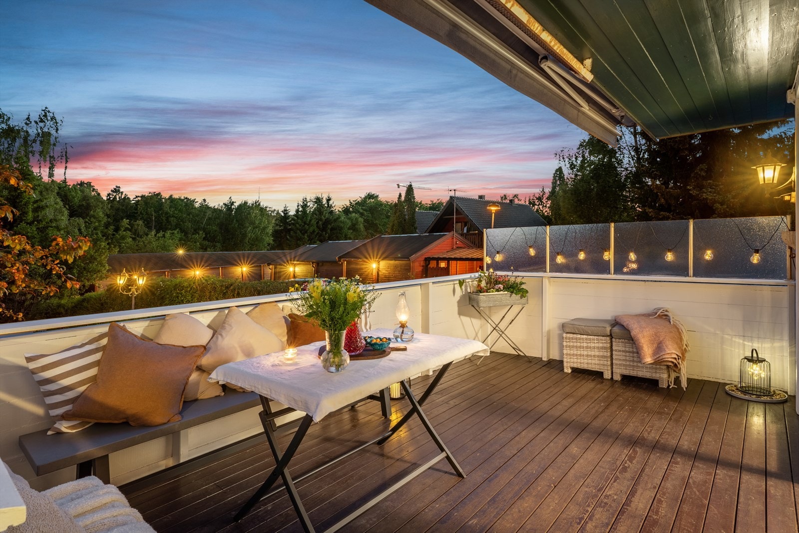 Eiendommen byr på flere solrike og trivelige uteplasser - perfekte for avslapning, måltider og hyggelige stunder gjennom sommerhalvåret. Galleribilde