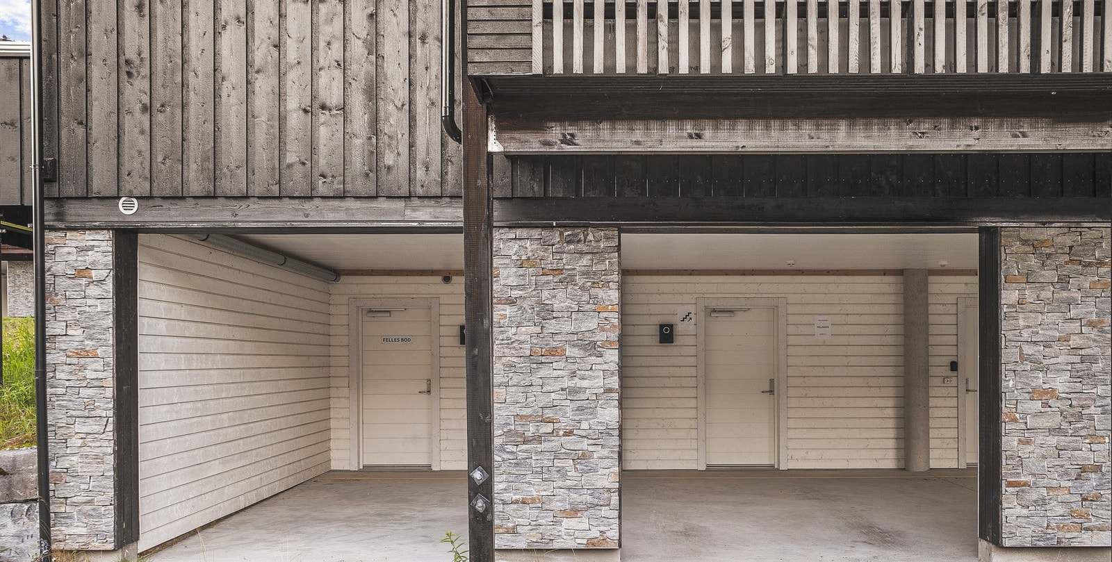 Fast parkeringsplass med elbillader i carport Galleribilde