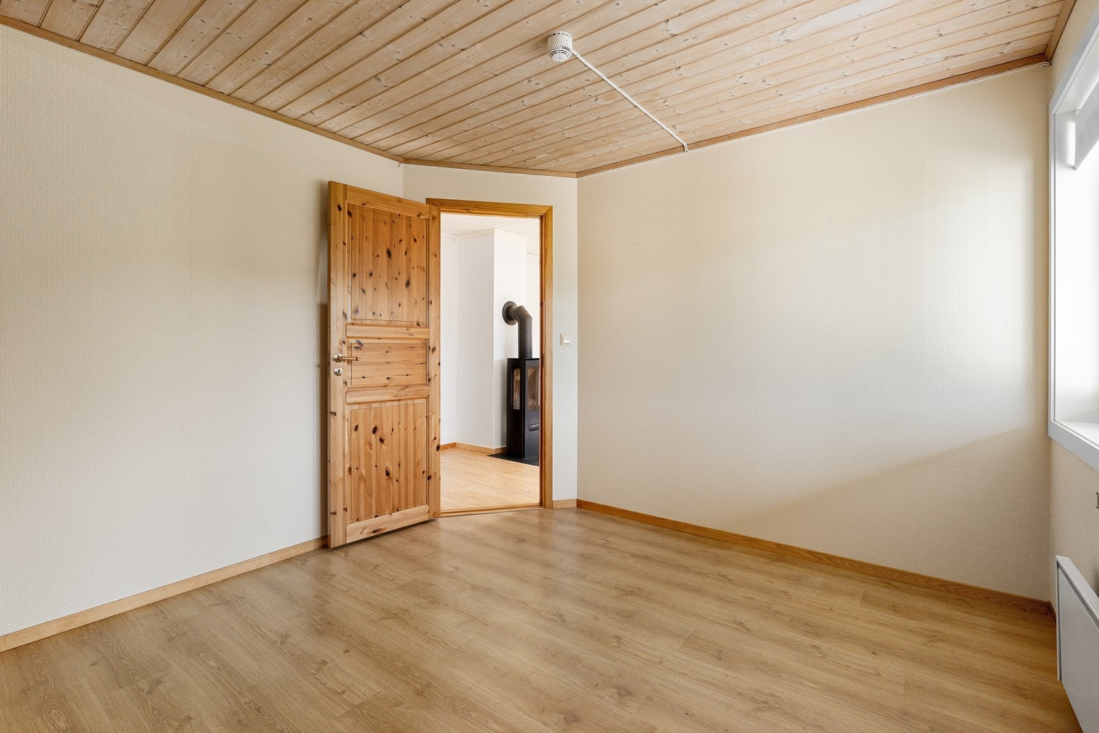 Like ved stuen ligger et stort og luftig soverom. Galleribilde