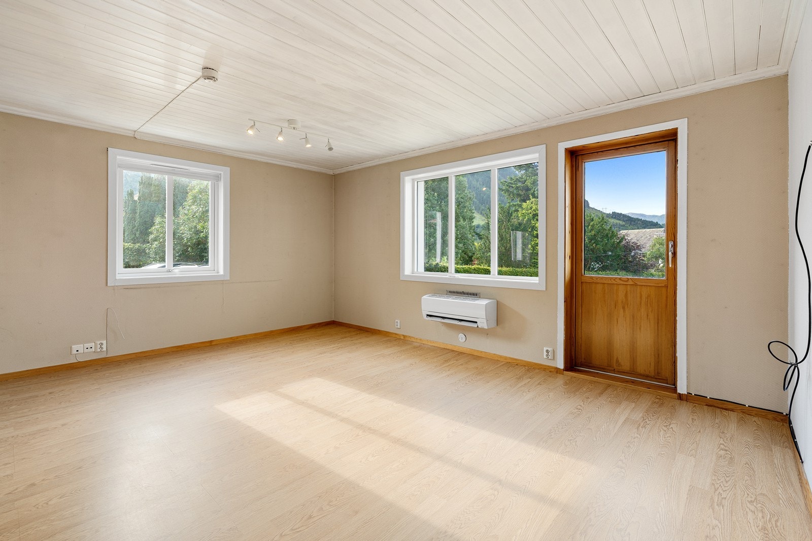 Gode møbleringsmuligheter for sofa - og tvmøbler, samt spisebordsgruppe. Galleribilde