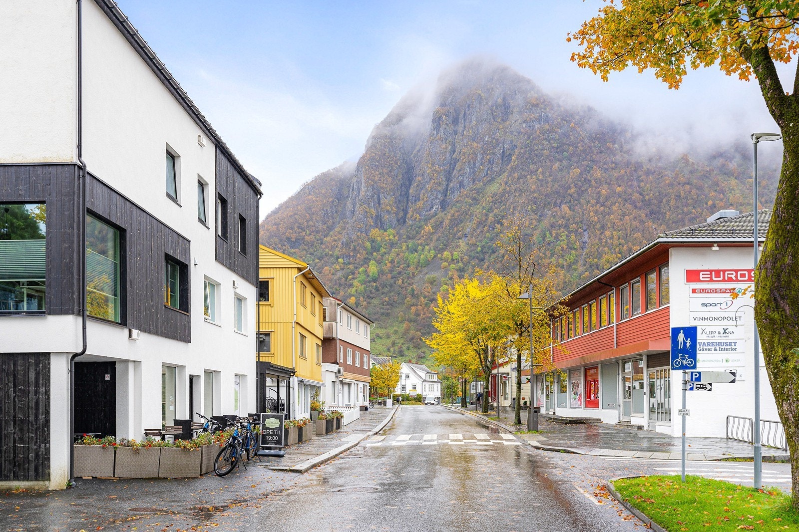 I sentrum finner du dagligvare, frisør, vinmonopol m.m. Galleribilde