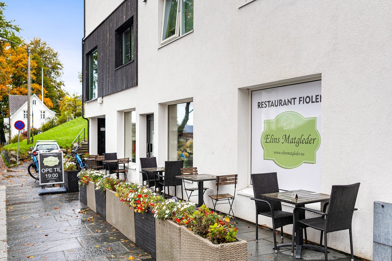 Rosendal har et godt utviklet servicetilbud, med barnehage, barne- og ungdomsskole, dagligvarebutikker, kaféer, restauranter og andre nødvendige fasiliteter. Galleribilde