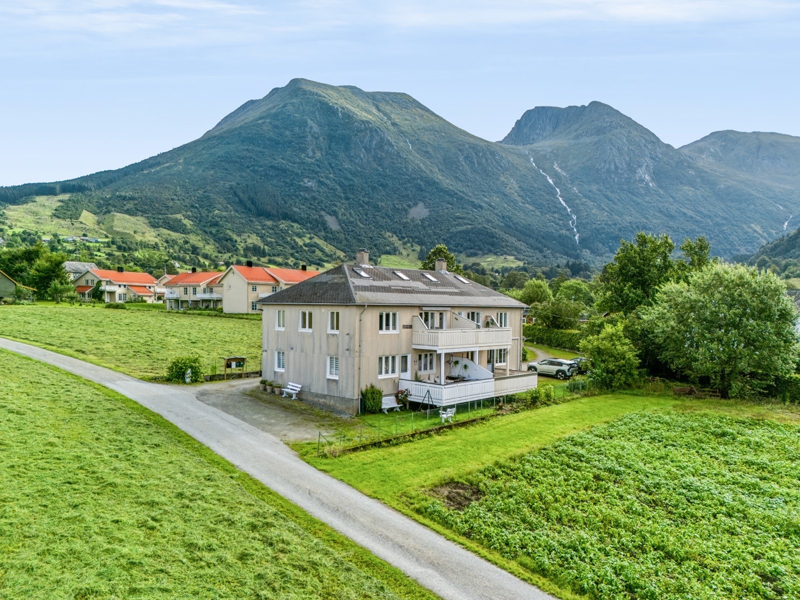 Attraktiv og sentral beliggenhet i Rosendal. Galleribilde