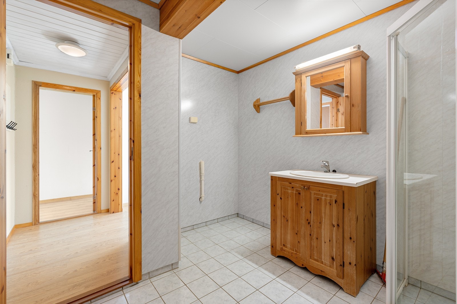 Det inneholder servant i møblement, speilskap m/belysning, toalett og dusjhjørne. Galleribilde
