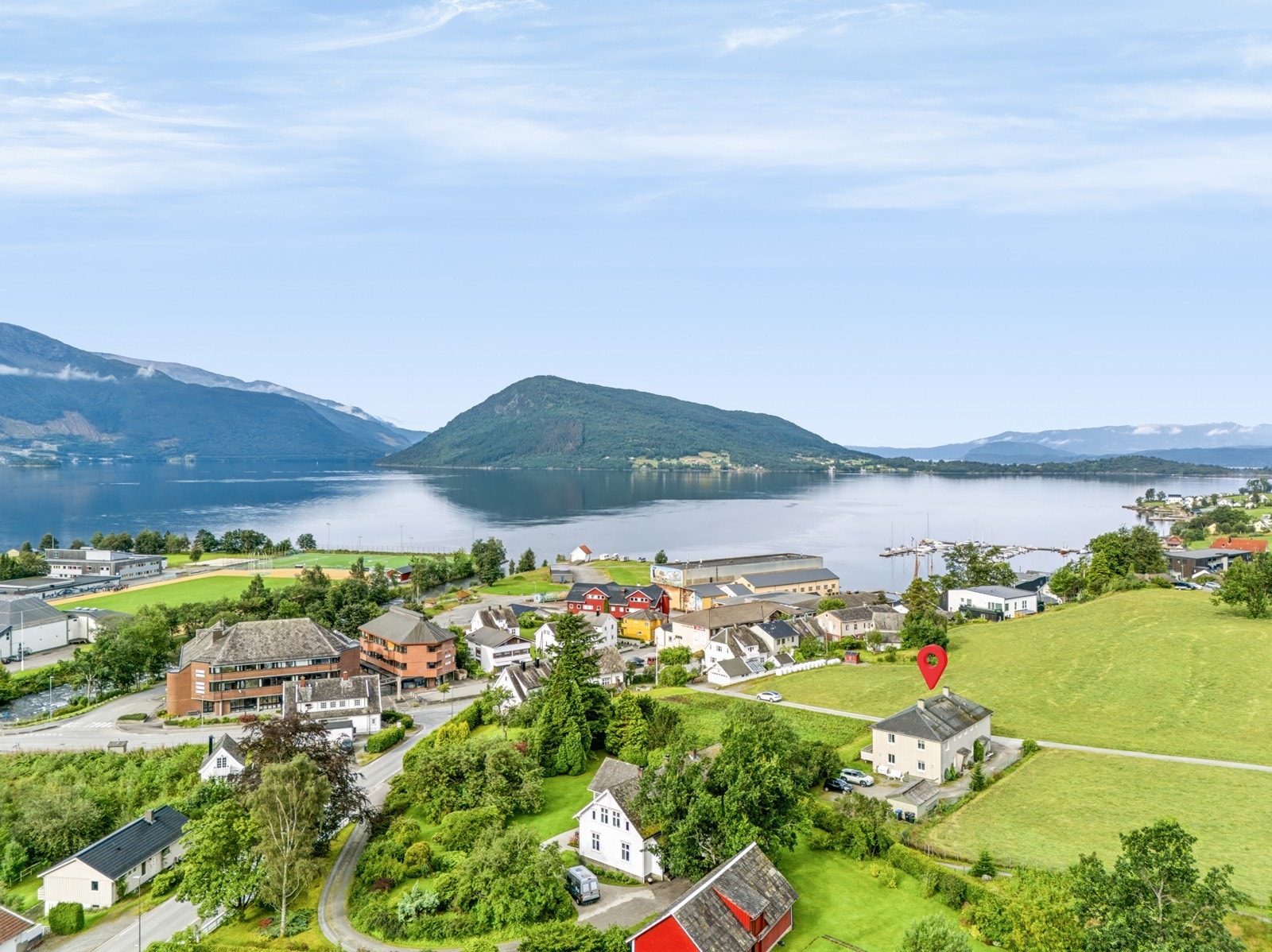 Sørvendt og solrikt, fin utsikt til fjell og fjord. Galleribilde