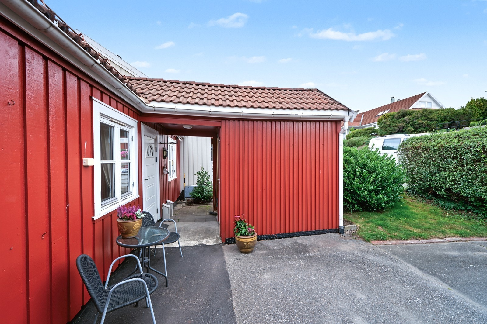 Morgensol på østvendt uteplass ved inngangsparti Galleribilde