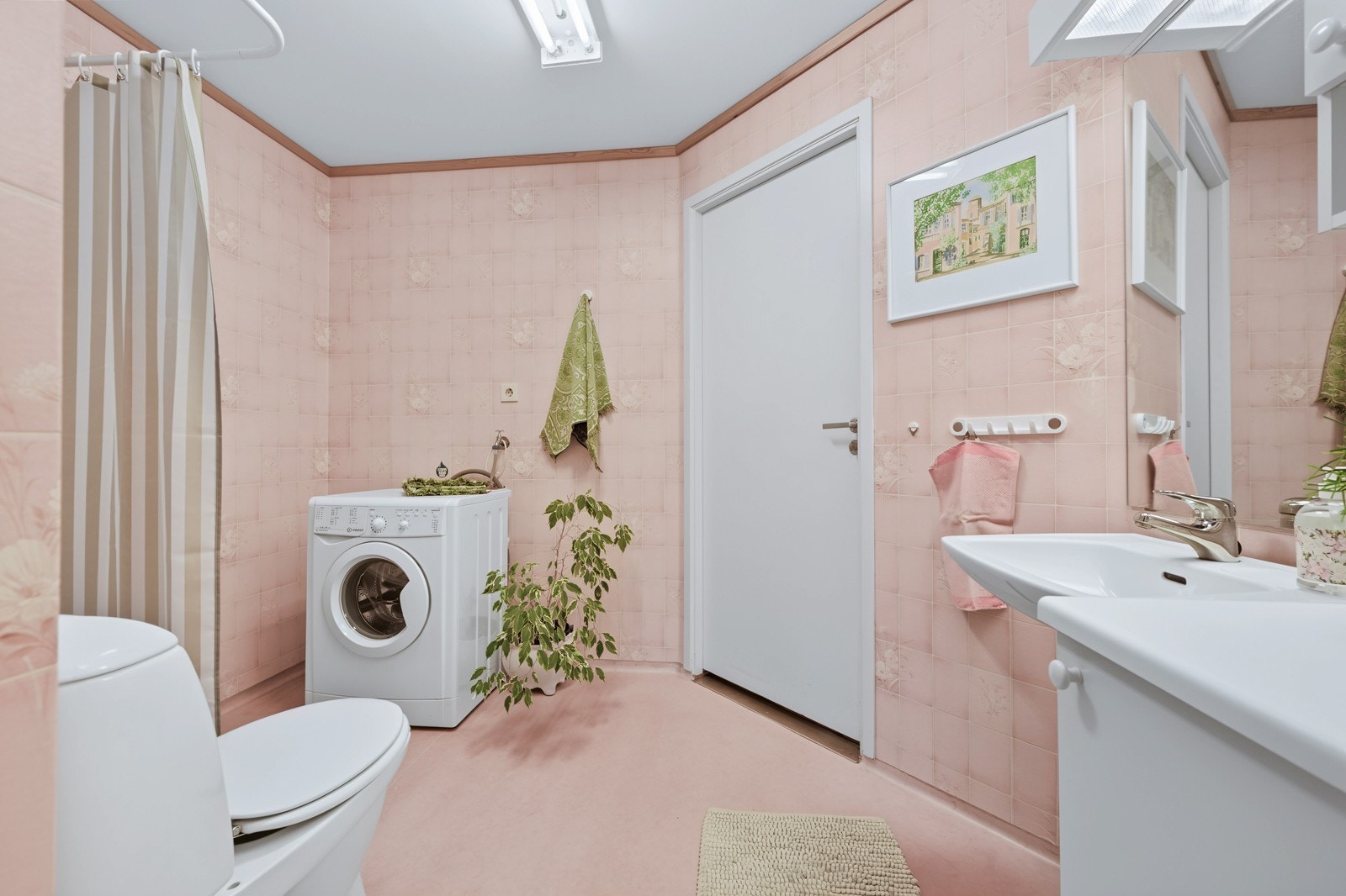 Eldre bad/vaskerom med gulvbelegg, varmekabler og våtromstapet Galleribilde