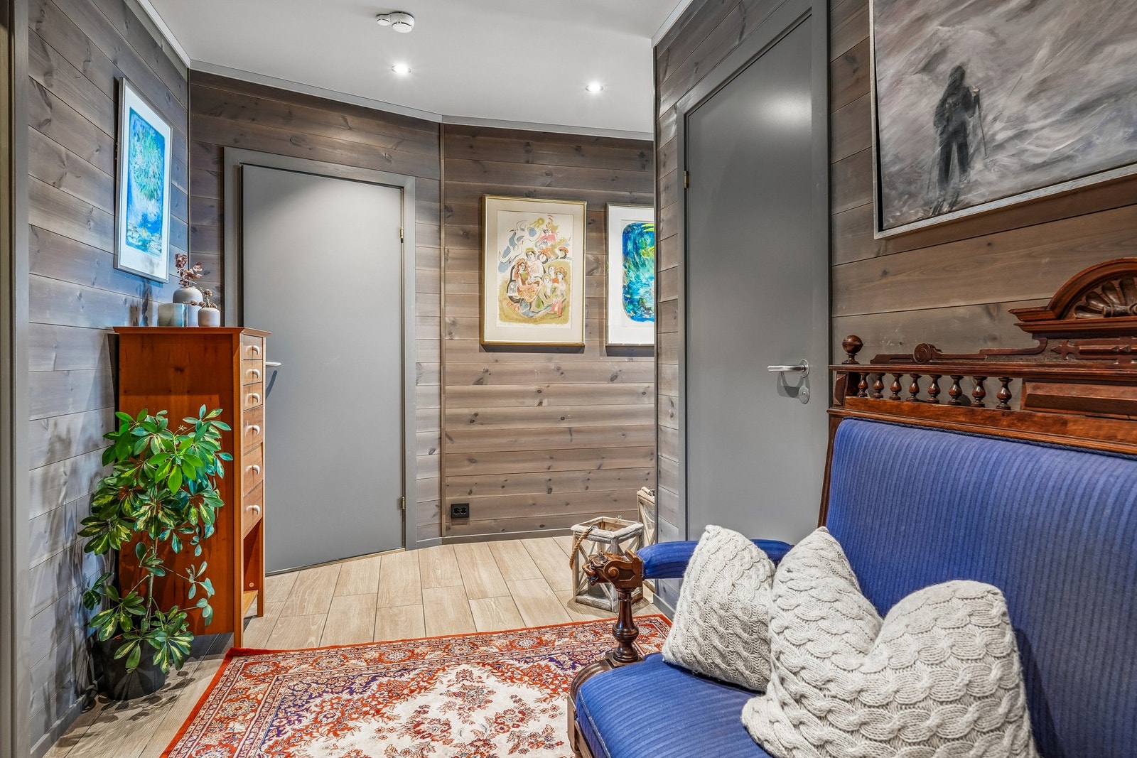 Entréen har god plass til å innrede med eksempelvis kommode, sitteplass og/eller garderobeløsning etter eget ønske. Galleribilde