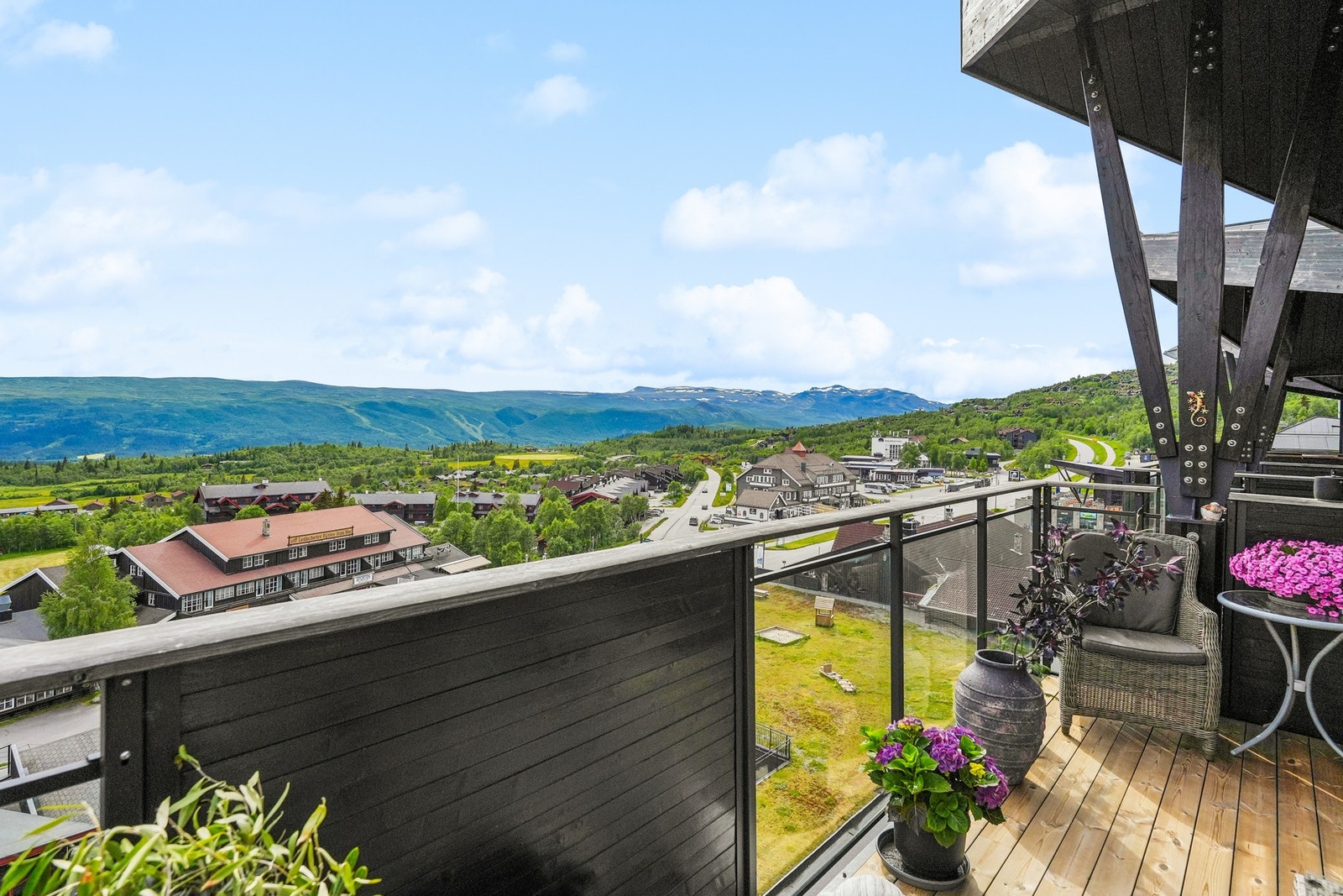 Vakker utsikt kan nytes fra balkongen. Galleribilde