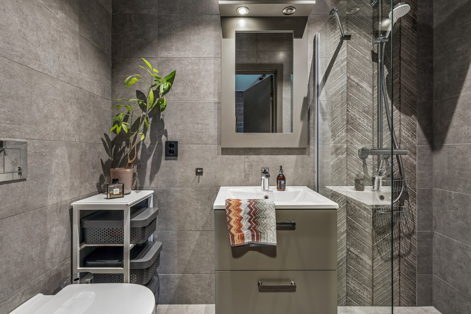 Badet er praktisk utformet og gir hovedsoverommet en ekstra grad av komfort og privatliv. Galleribilde