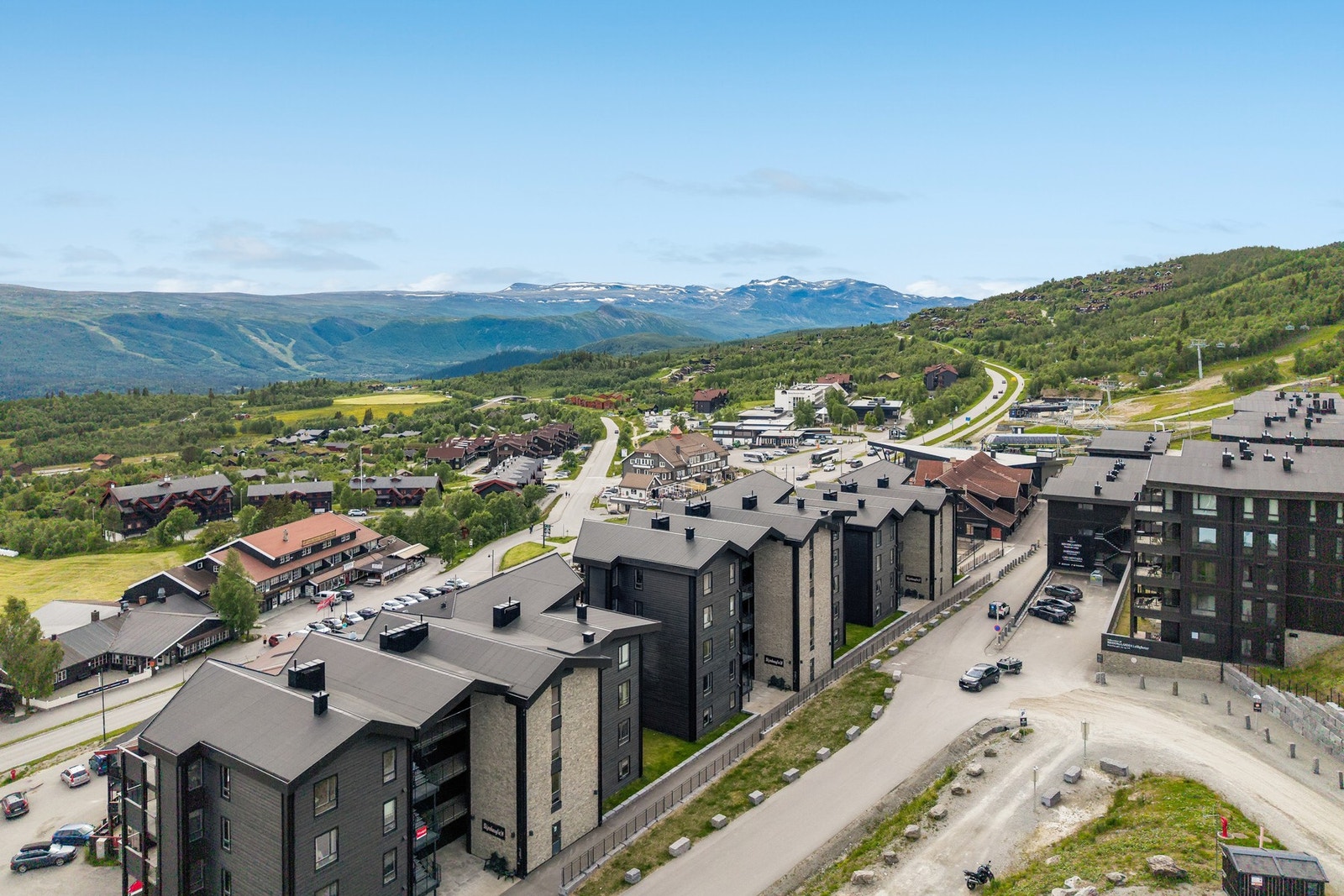 Her bor du med butikker, restauranter og øvrige servicetilbud like i nærheten, samtidig som skiløyper, alpinbakke og flotte turmuligheter ligger lett tilgjengelig. Galleribilde