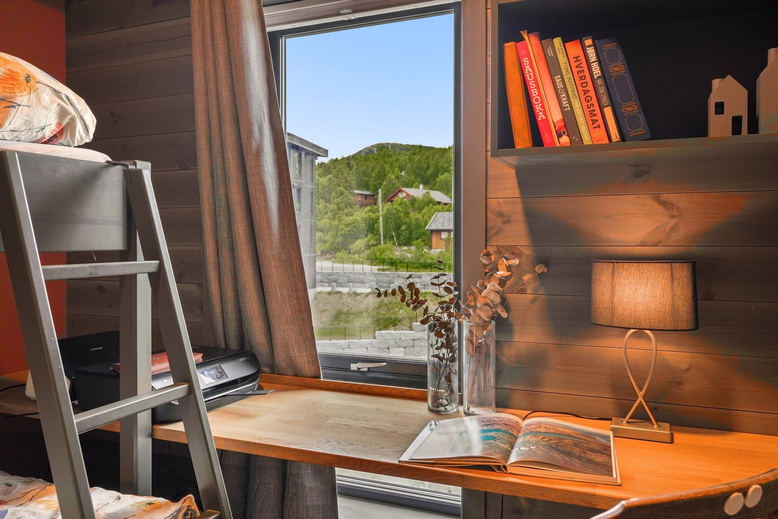 En praktisk løsning som gir gode muligheter for både overnatting og hjemmekontor. Galleribilde
