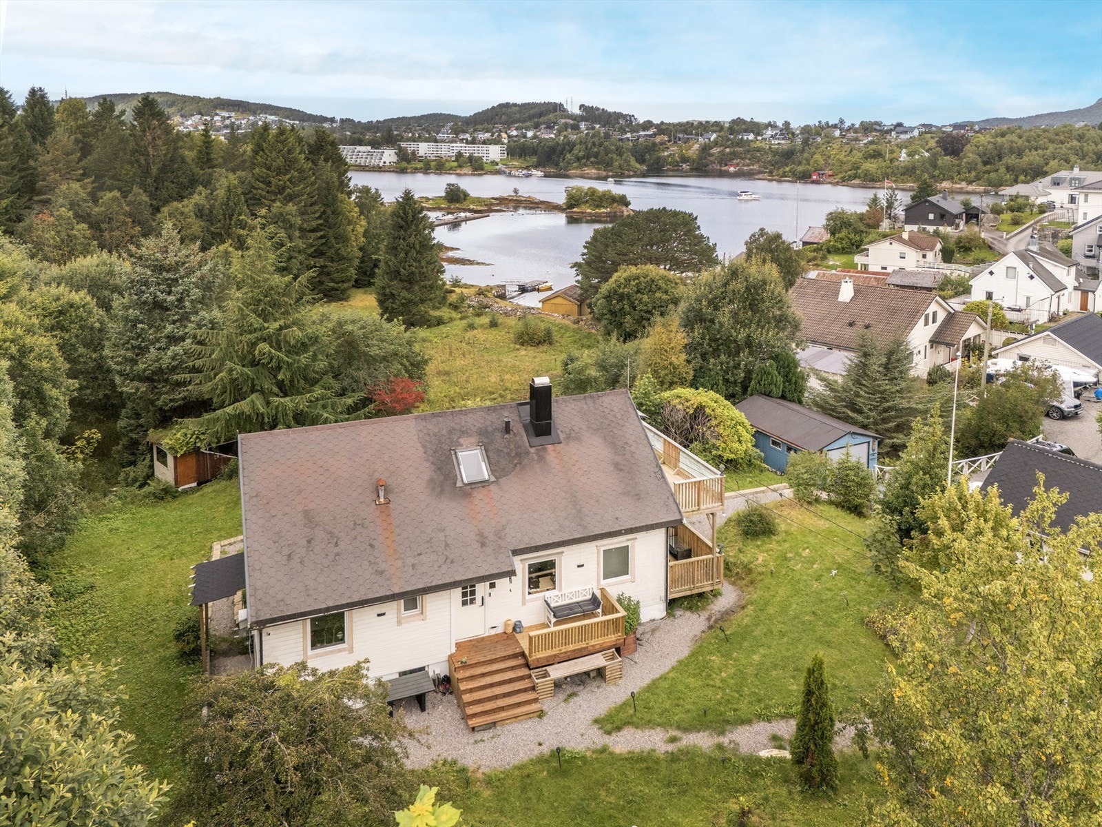 Eiendommen har en åpen beliggenhet med utsyn mot sjøen og det omkringliggende kystlandskapet. Galleribilde
