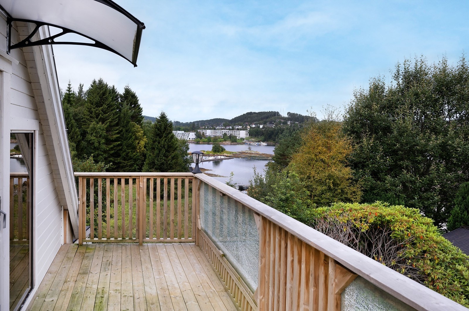 Balkong på loftet med flott utsikt ut mot havet. Galleribilde