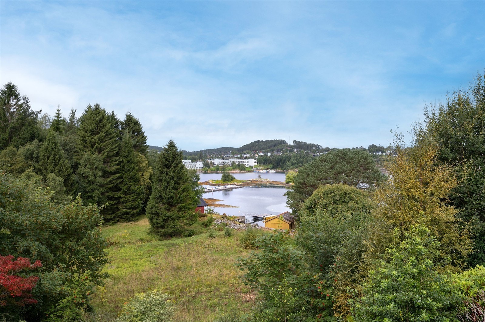Fra eiendommen er det åpent utsyn over nærområdet og sjøen. Galleribilde