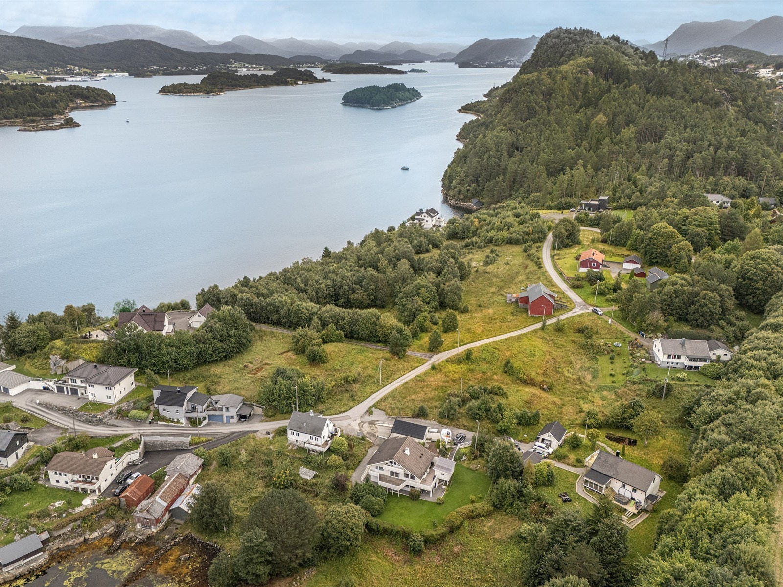 Eiendommen ligger sentralt til, med omtrent 7-8 minutters kjøring til både Moa og Ålesund sentrum. Galleribilde