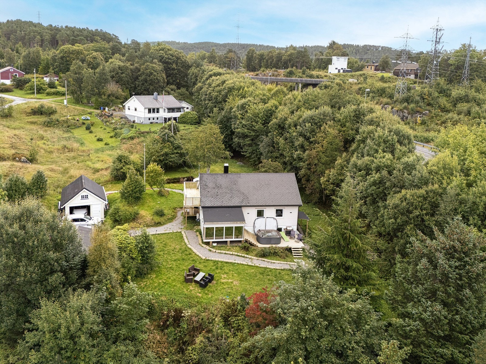 Tomten ligger skjermet til i et etablert boligområde. Galleribilde