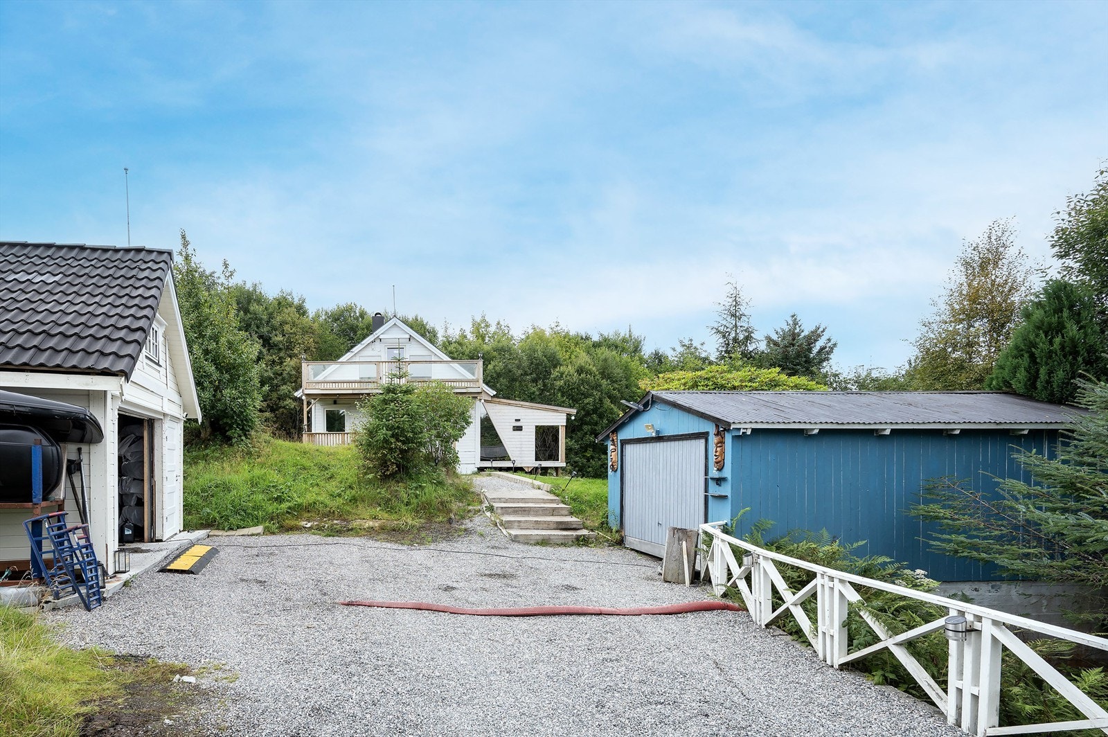 Parkering i to garasjer og på egen gruslagt gårdsplass. Galleribilde