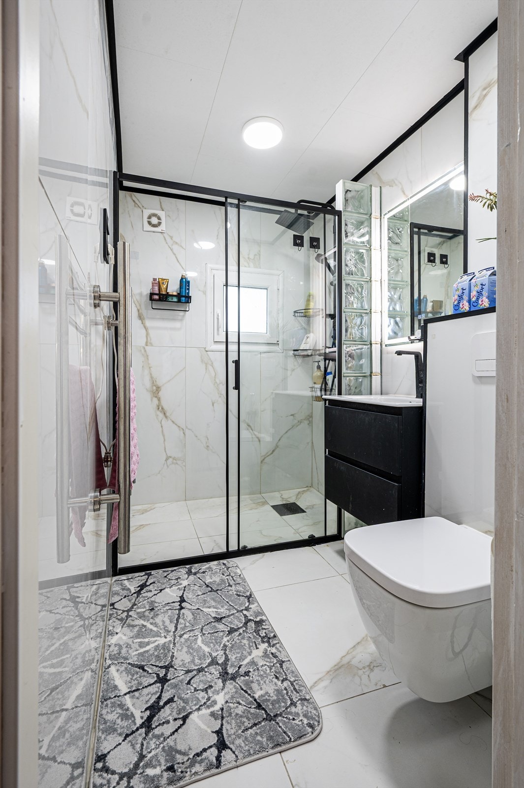 Badet i hovedetasjen er fra 2025, med flislagt gulv med varmekabler og vegghengt toalett. Galleribilde