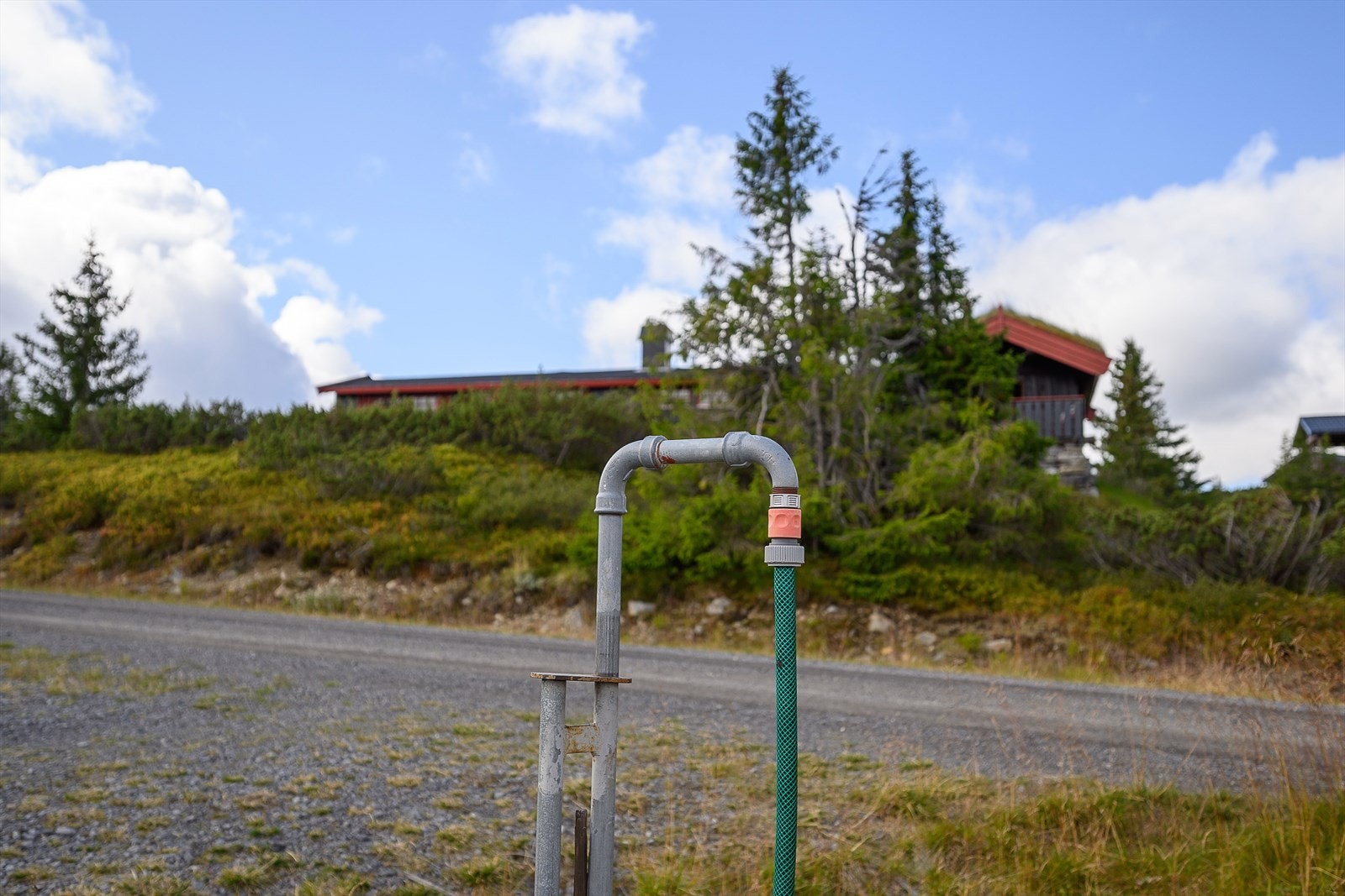Tilgang til sommervann fra felles anlegg i nærheten. Det er mulig å koble seg til offentlige vann-og avløpsledninger. Galleribilde