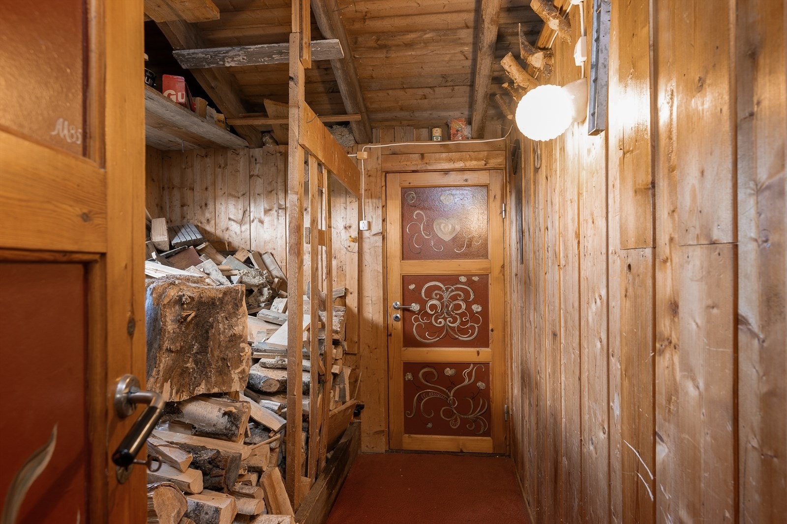 Praktisk vedbod. Galleribilde