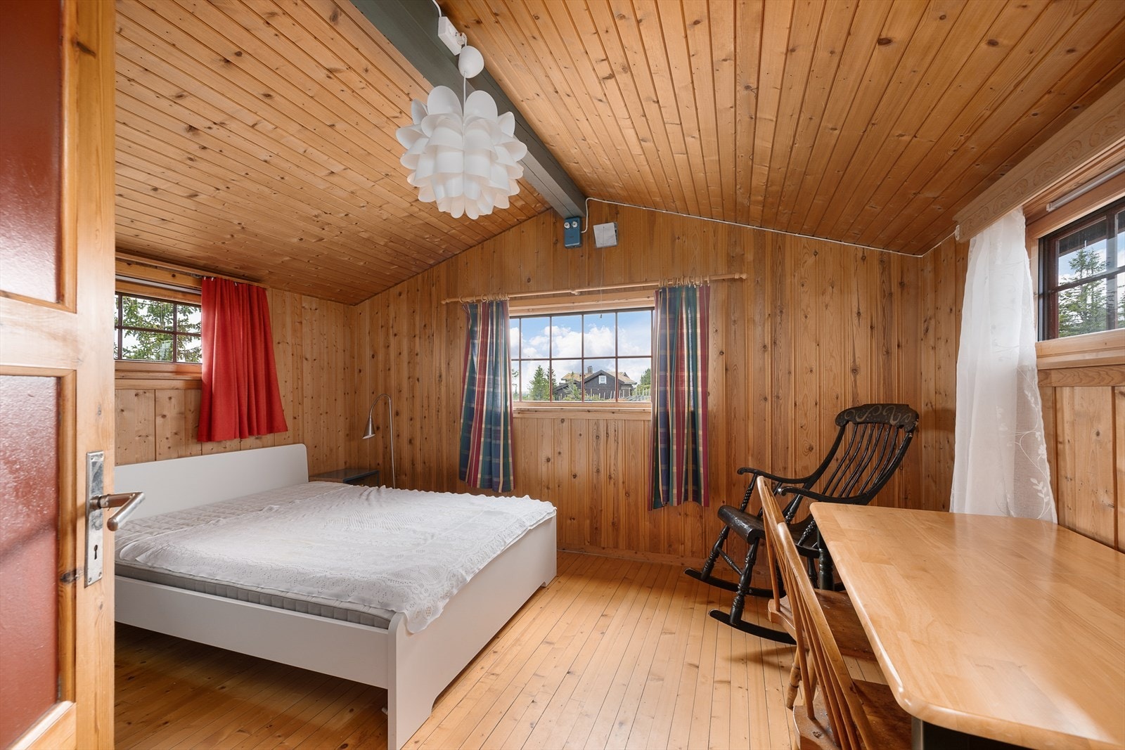 Hovedsoverom med plass til dobbeltseng og et lite skrivebord. Galleribilde
