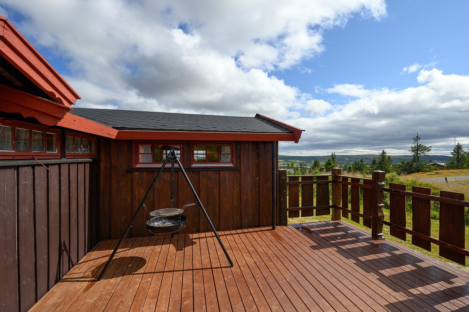 God plass til sittegruppe og bålpanne på verandaen. Galleribilde