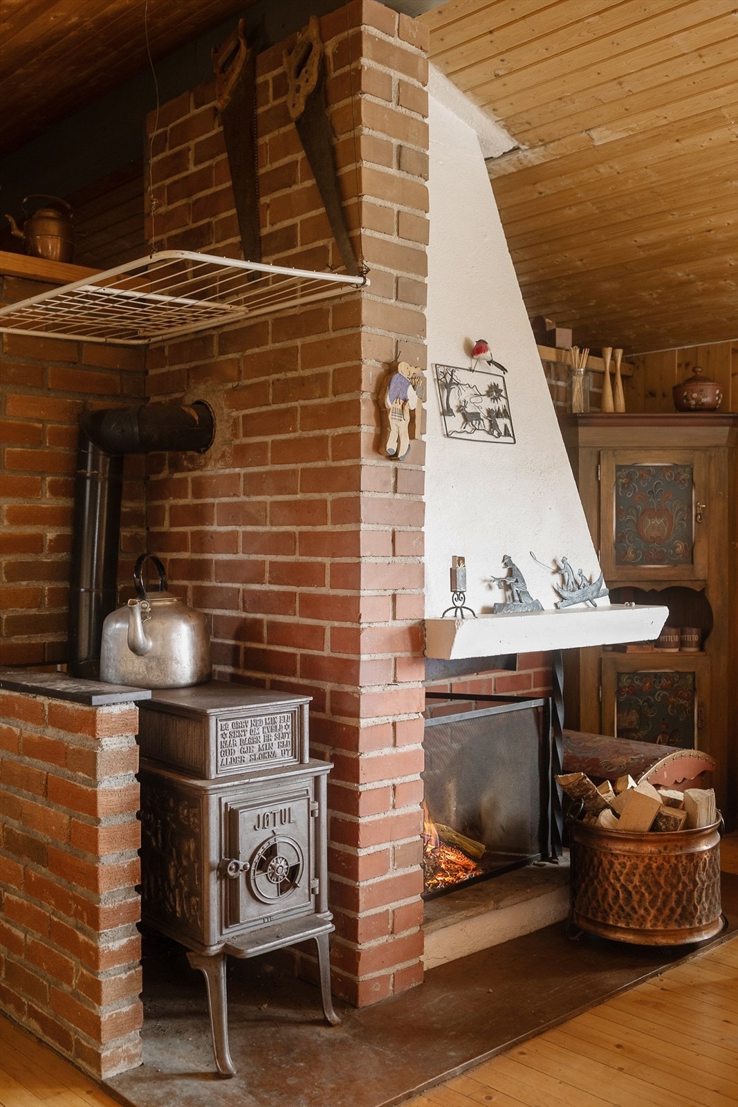 Teglsteinspipe med både åpen peis og en Jøtul vedovn sørger for varme og hygge. Galleribilde