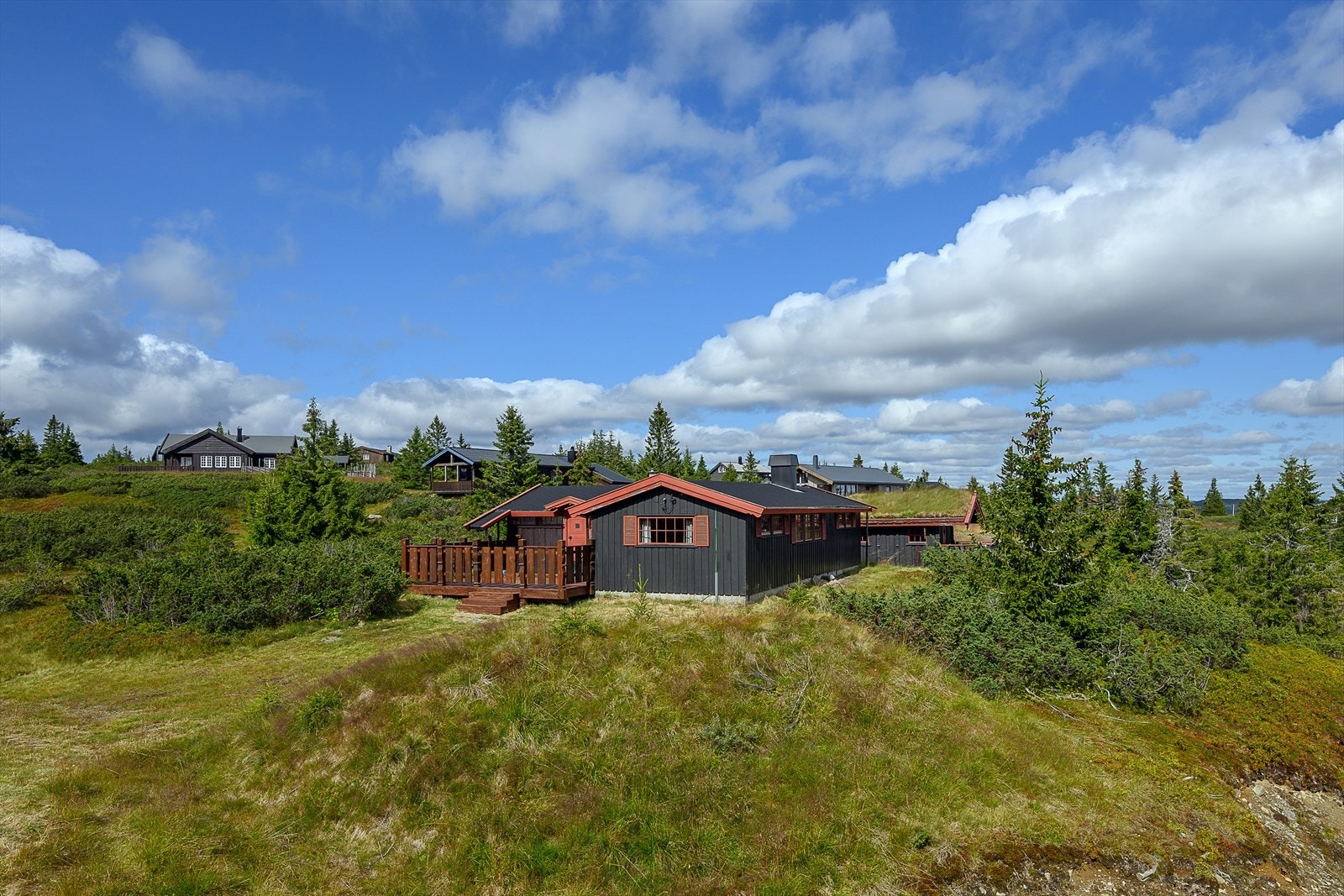 Hytta ligger fint til på en høyde i terrenget. Nydelig utsikt og perfekt utgangspunkt for turer og aktiviteter, sommer som vinter. Galleribilde
