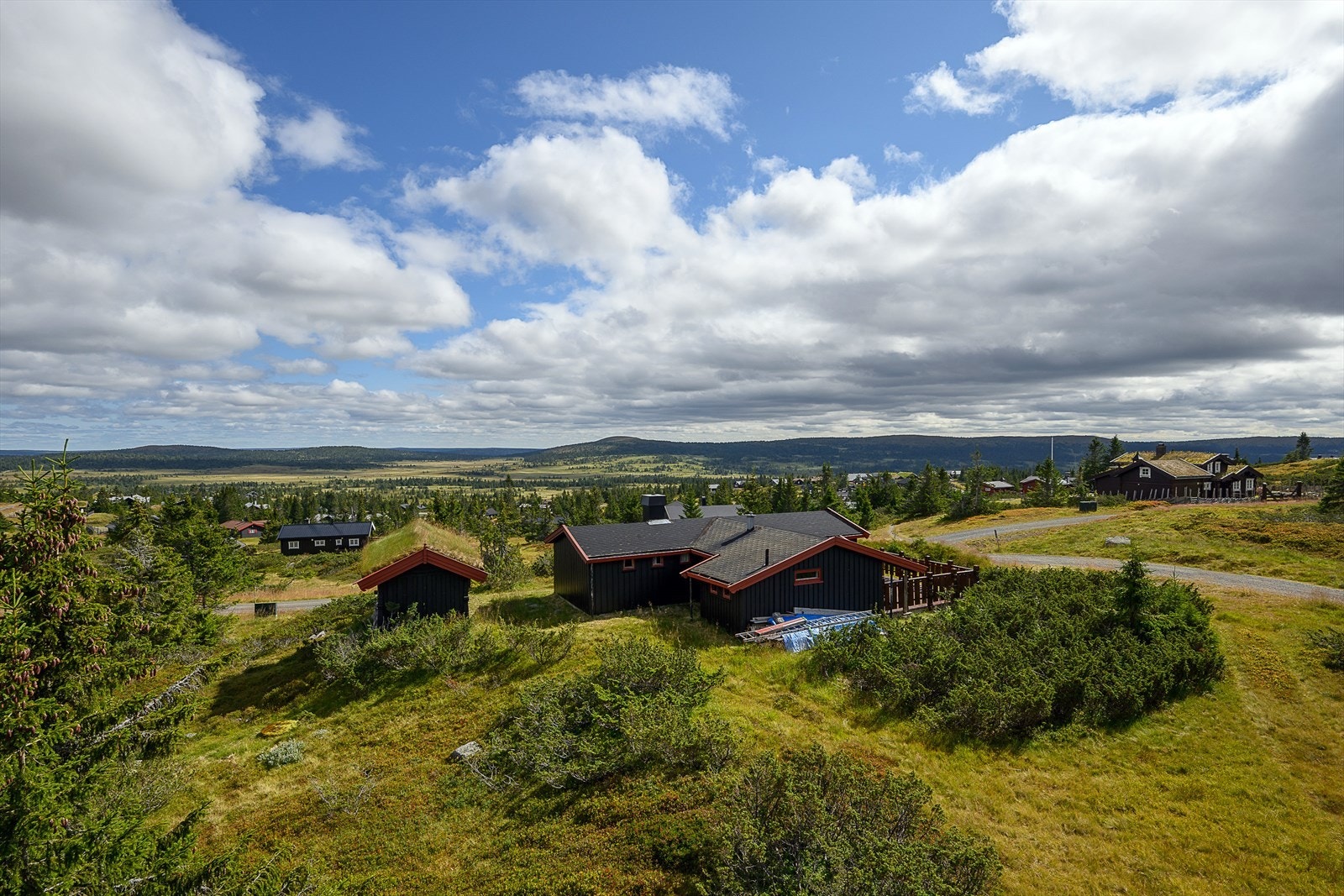 Eiendommen består av hytte og et frittstående anneks/uthus. Galleribilde