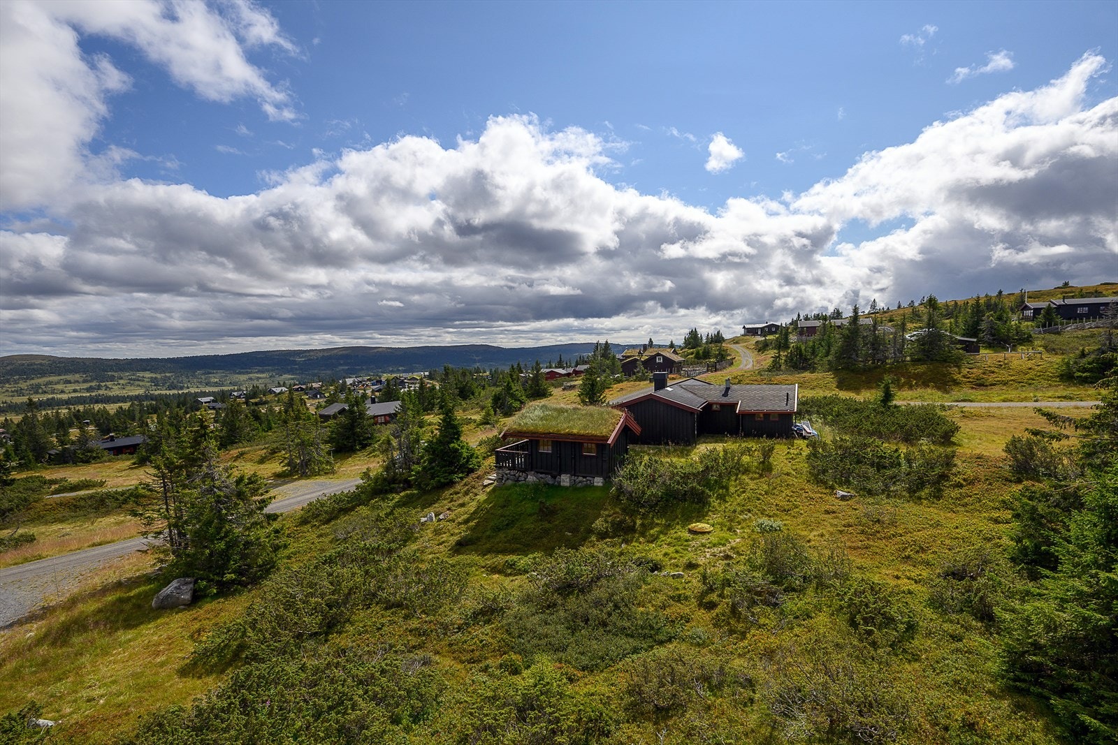 Eiendommen ligger 946 i et attraktivt og etablert område. Det er mulig å gå til sentrum av Sjusjøen der du finner dagligvare, sportsbutikk og serveringssteder. Galleribilde