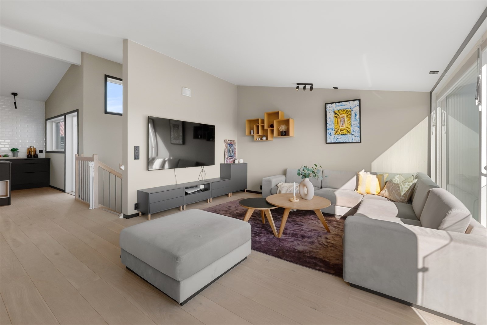 Stuen har god plass til en stor sofagruppe. Galleribilde