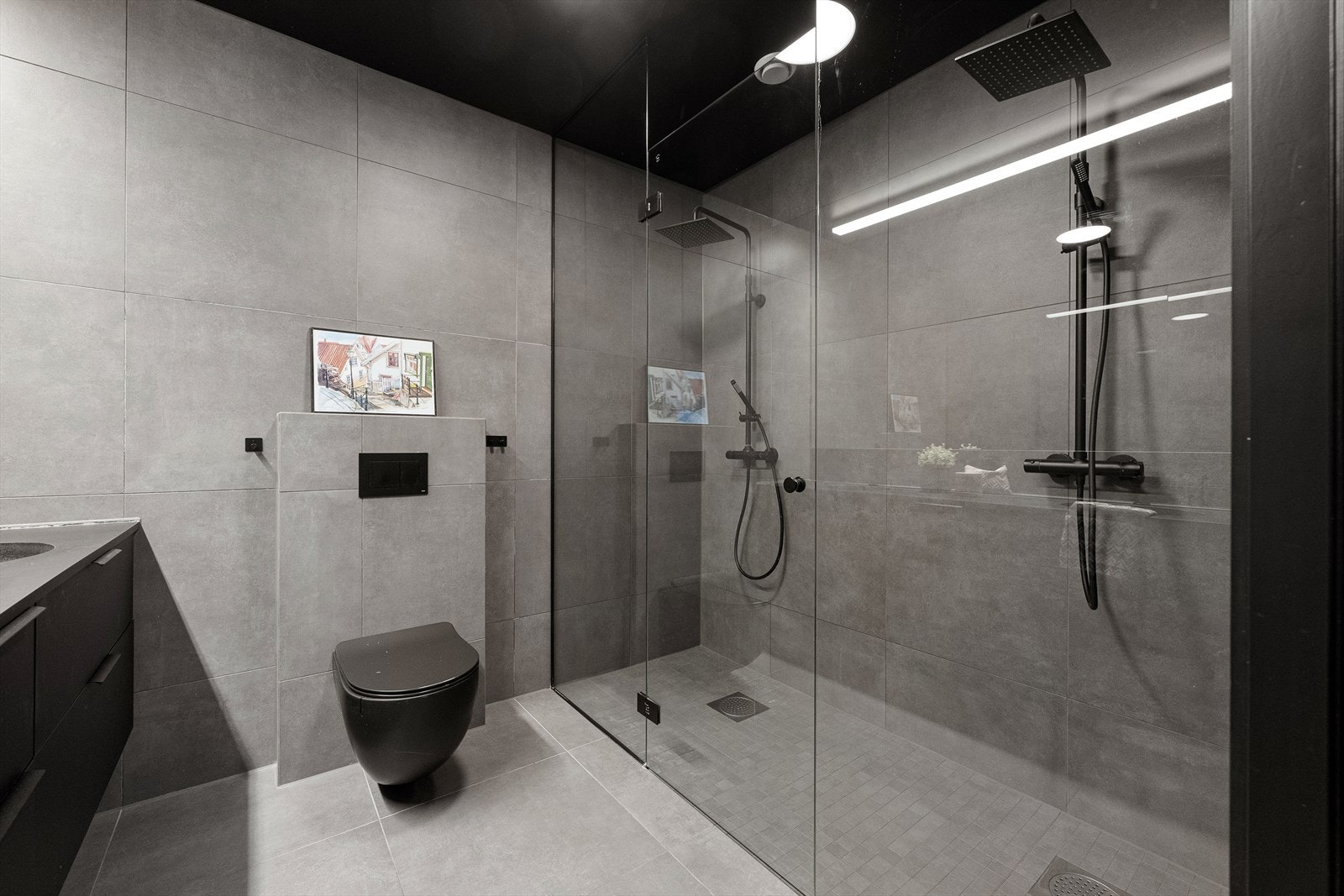 Badet er utstyrt med en dobbel dusjnisje med glassvegger. Galleribilde