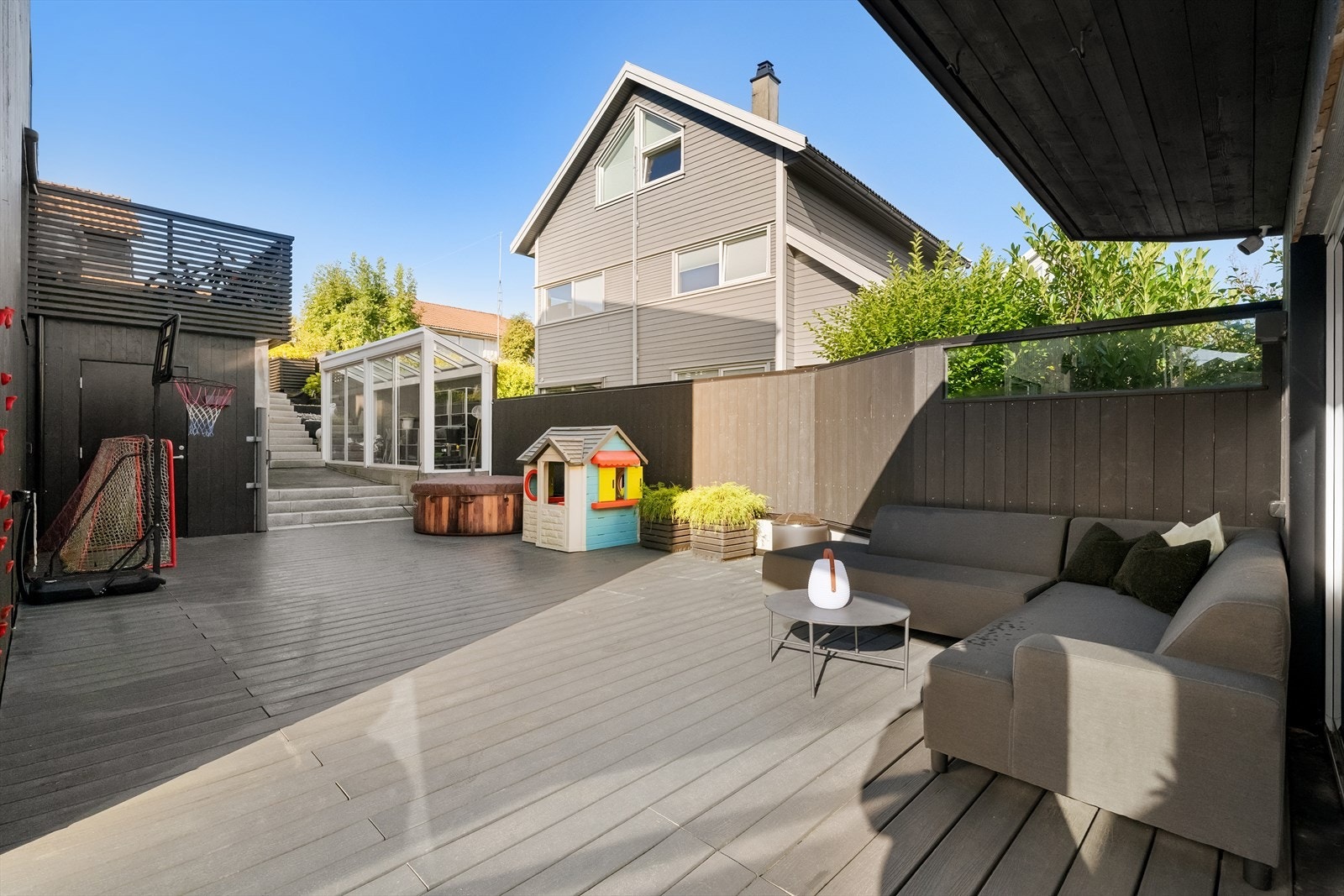 Stor terrasse og hage med god plass for lek og sosiale soner. Galleribilde