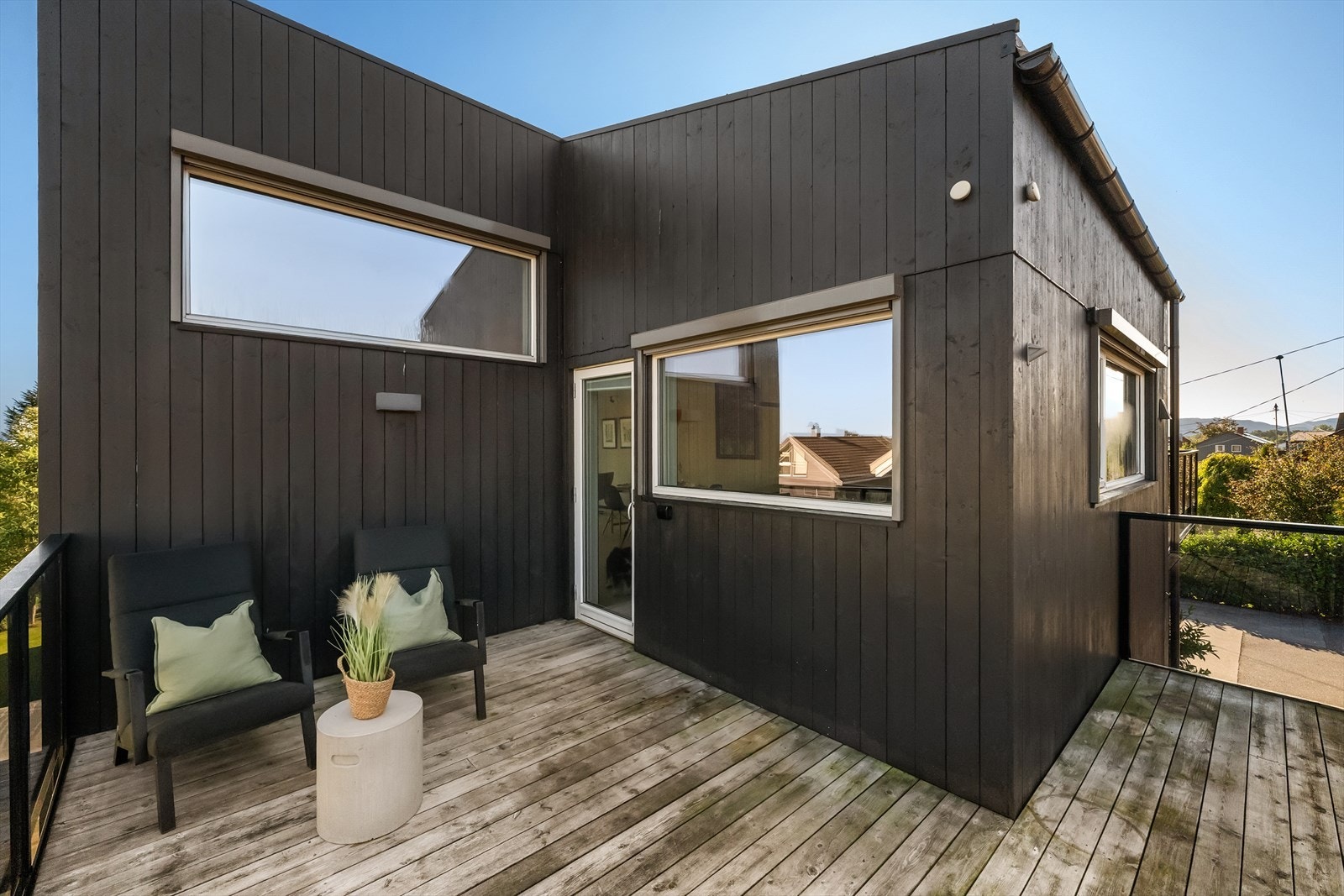 Fra stuen er det utgang til en solrik altan på 14 m². Galleribilde