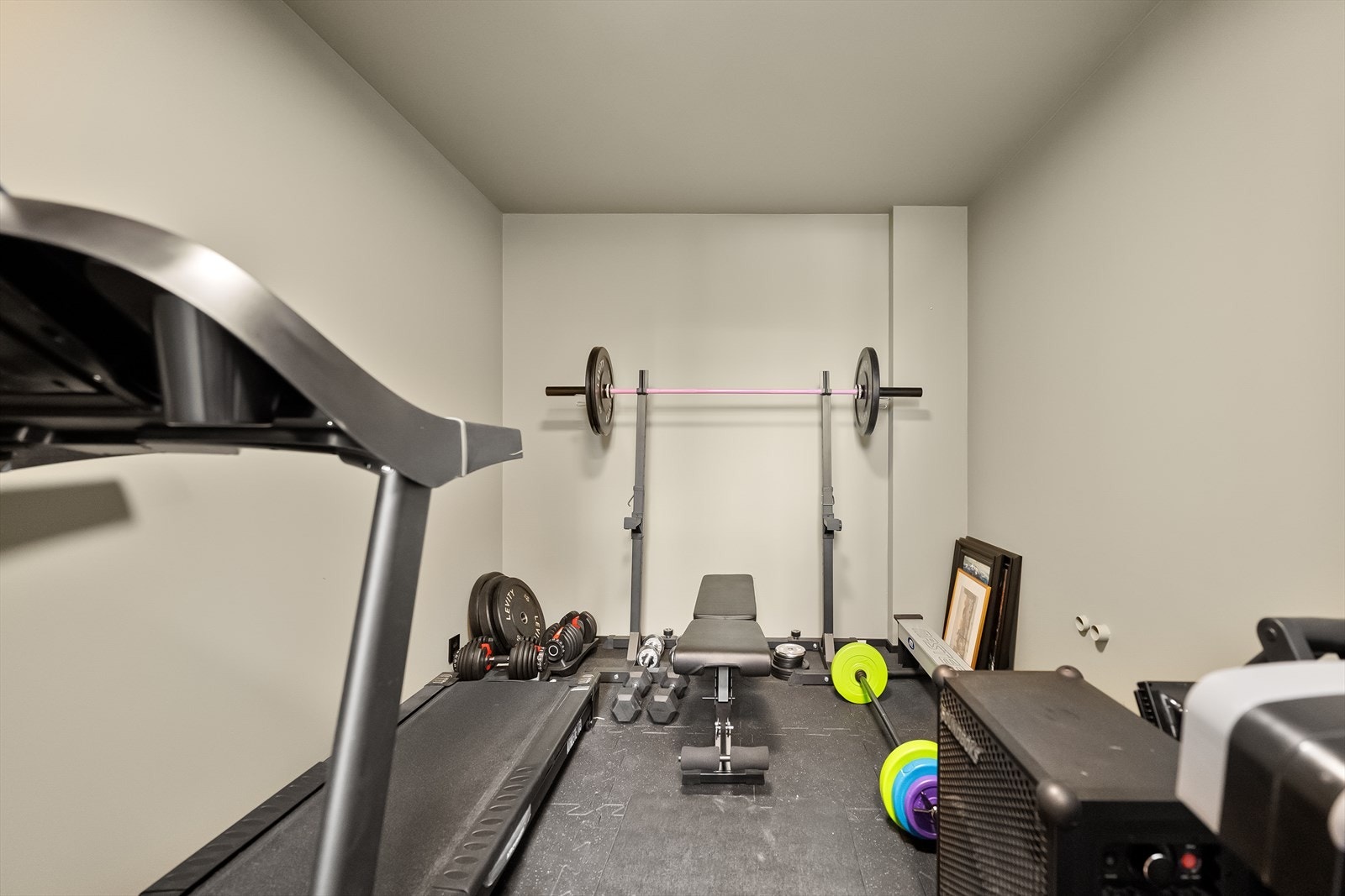 Eget rom innredet for trening. I veggen er det lagt opp til vann og avløp til feks kjøkkenbenk Galleribilde