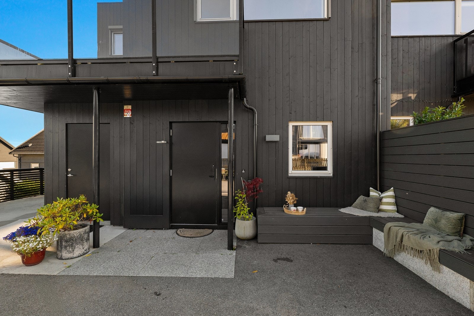 Overbygget inngangsparti med praktisk bod Galleribilde