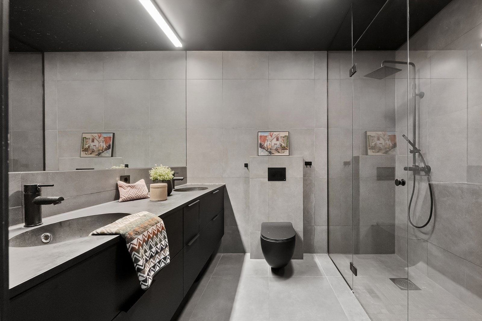 Flislagt bad med gulvvarme og vegghengt toalett for enkel rengjøring. Galleribilde