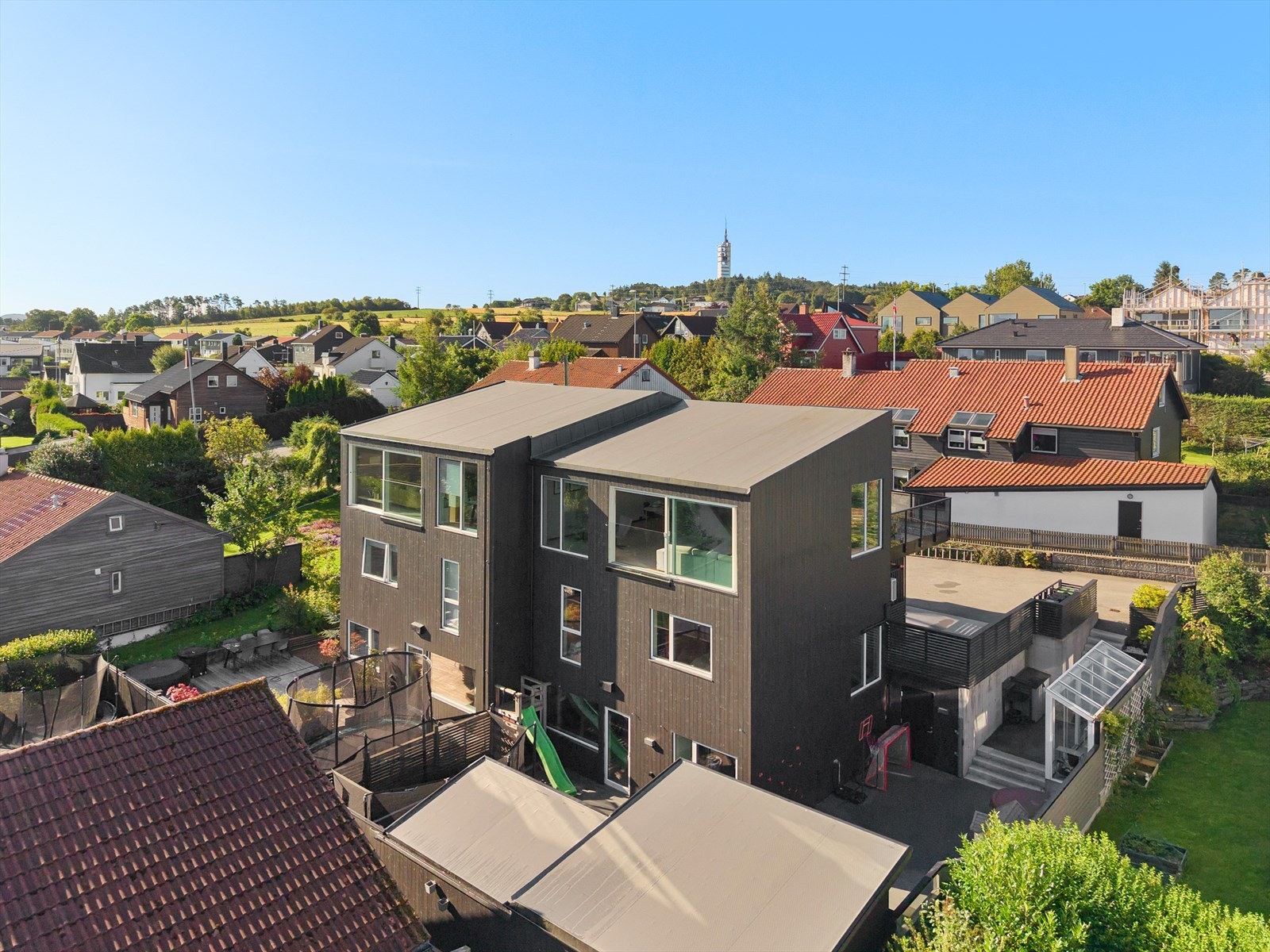 Oversiktsbilde av eiendommen og hagen. Sentral beliggenhet med gangavstand til UiS og SuS. Galleribilde