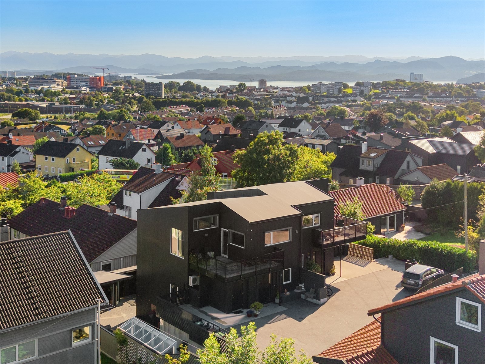 Moderne og innholdsrik tomannsbolig fra 2020 med storslått utsikt over fjord og fjell. Galleribilde