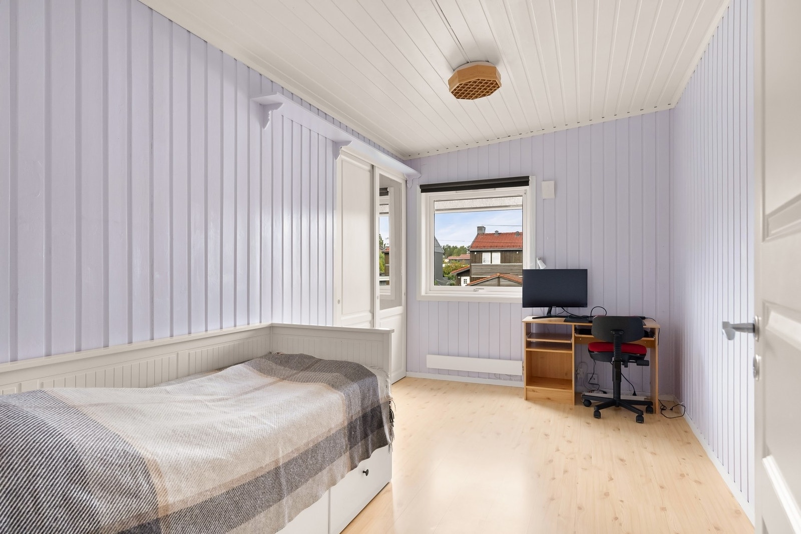 Soverom 3; dette med plassbygd garderobe Galleribilde