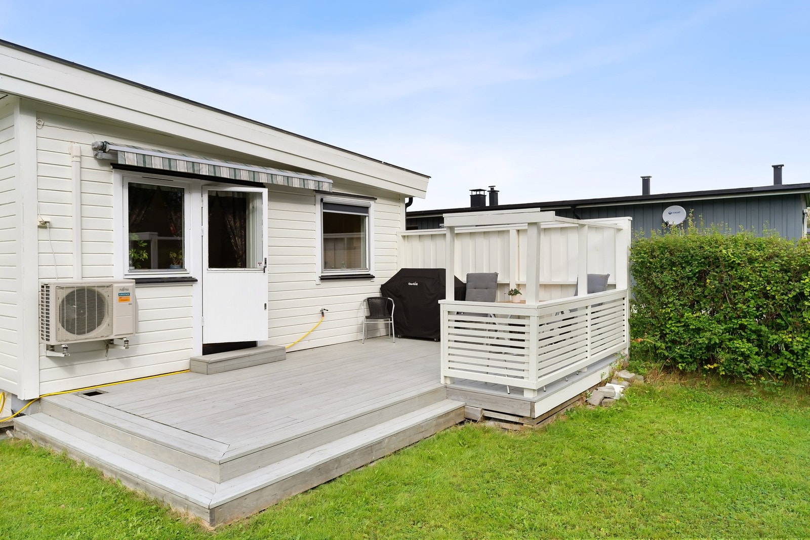 Fra kjøkkenet er det utgang til en terrasse; ypperlig når en skal grille om sommeren Galleribilde