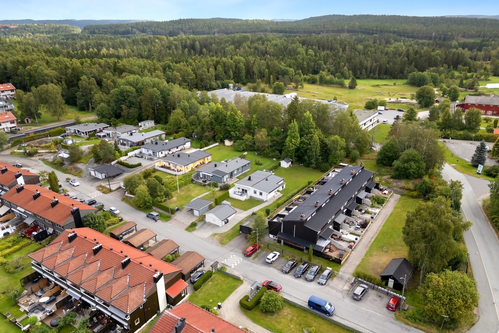 I skogholtet bak finner du fine turområder, blant annet til Doggebu speiderhytte Galleribilde
