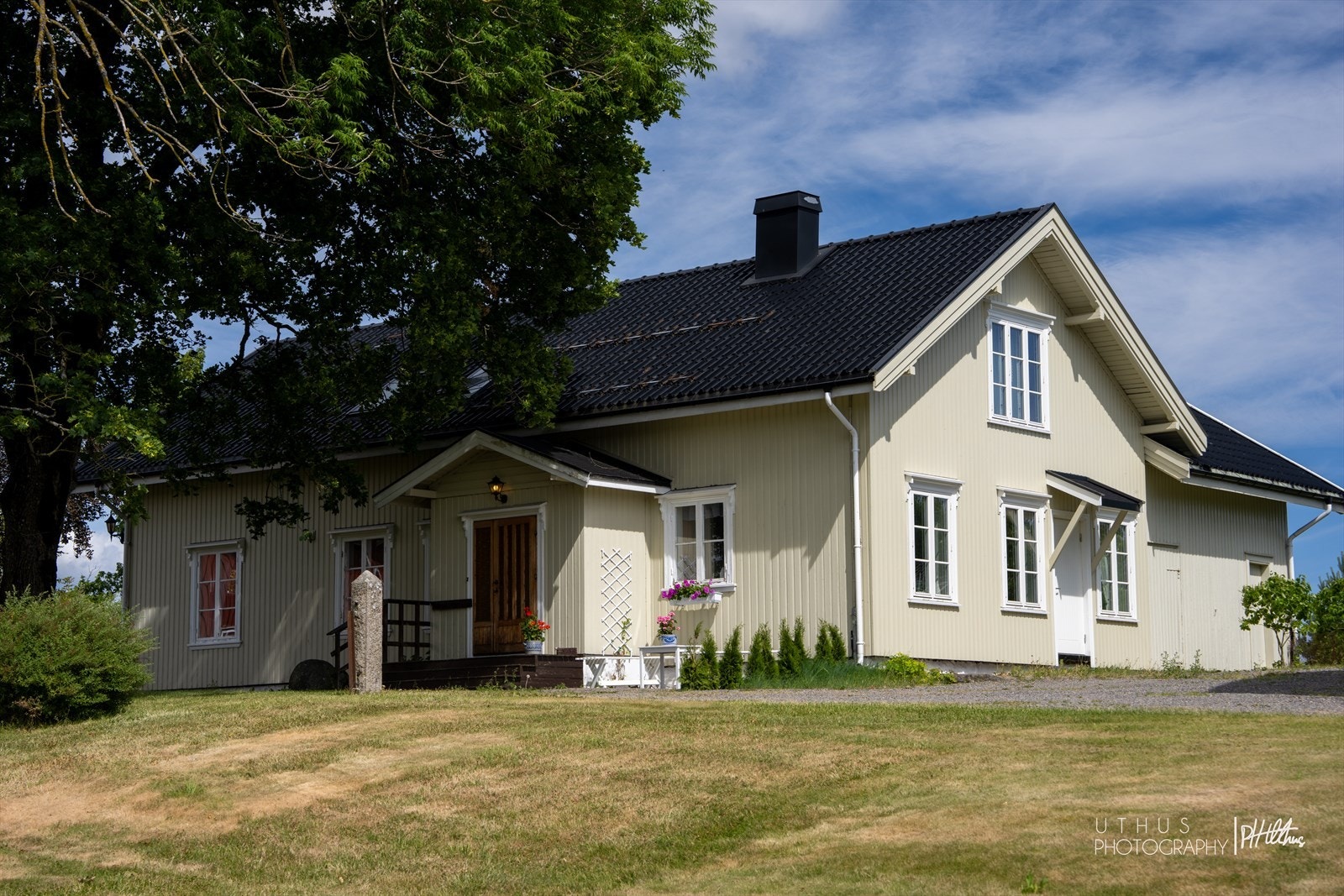 Kårboligen har tak tekket med stålplater. Galleribilde