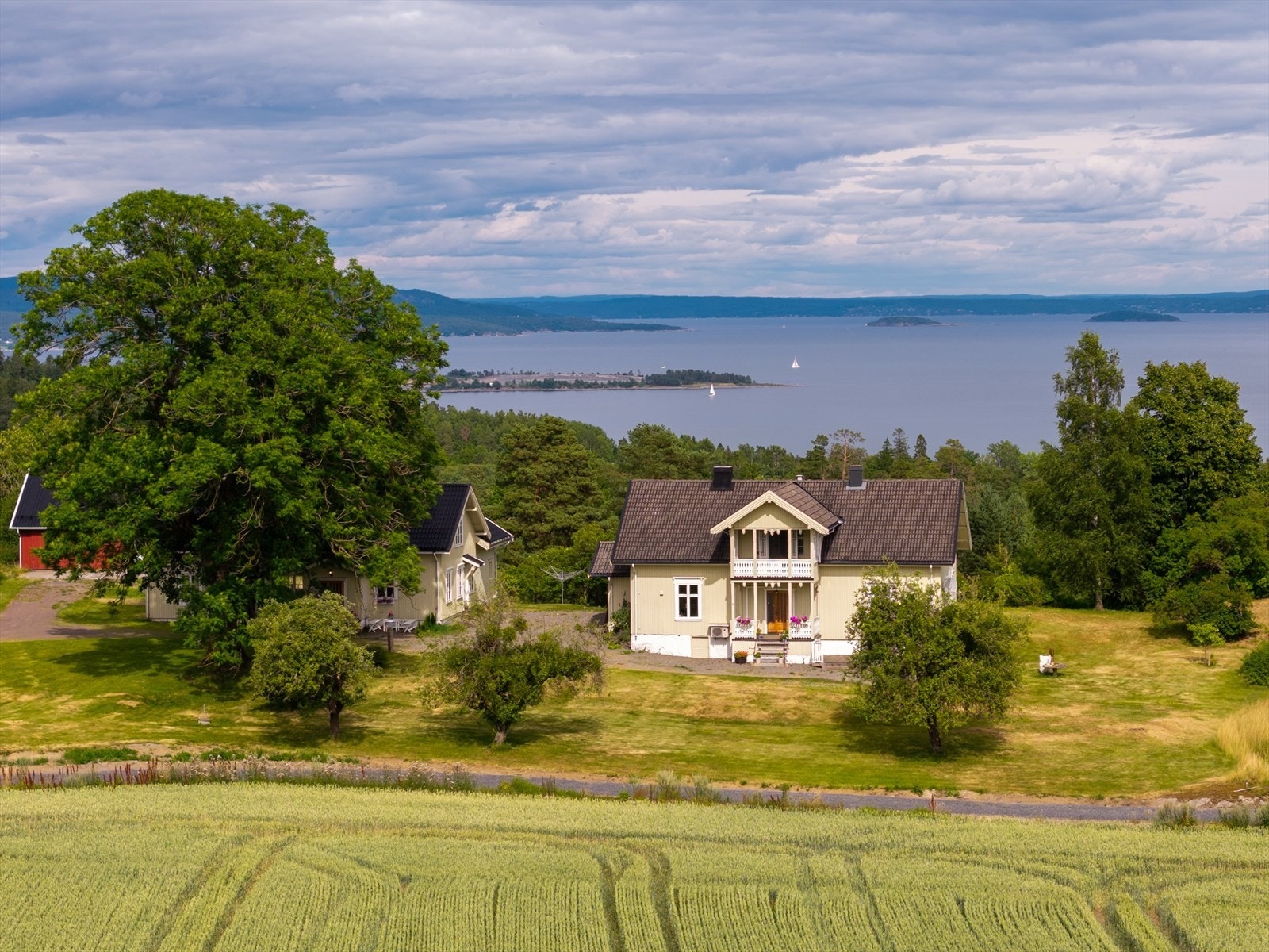 Velkommen til Våleveien 220 og 222! Historisk perle i landlige omgivelser med flott utsikt over Oslofjorden. Bestående av hovedhus, kårbolig, stor dobbeltgarasje med underetasje. God lagringsplass. Nytt lekkert kjøkken fra 2024. Galleribilde